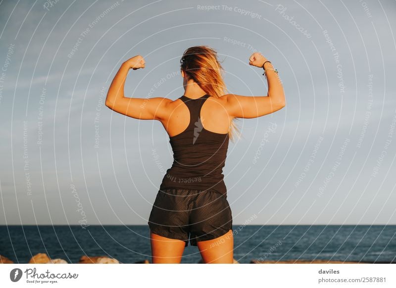 Fotografia do Stock: Muscular woman working out in gym doing exercise for  back. Strong fitness girl, muscles back