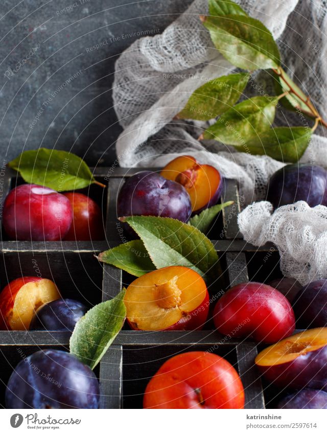 Fresh plums with leaves Fruit Nutrition Vegetarian diet Diet Summer Table Autumn Leaf Wood Juicy Brown Gray Plum Purple Raw Mature agriculture sweet box