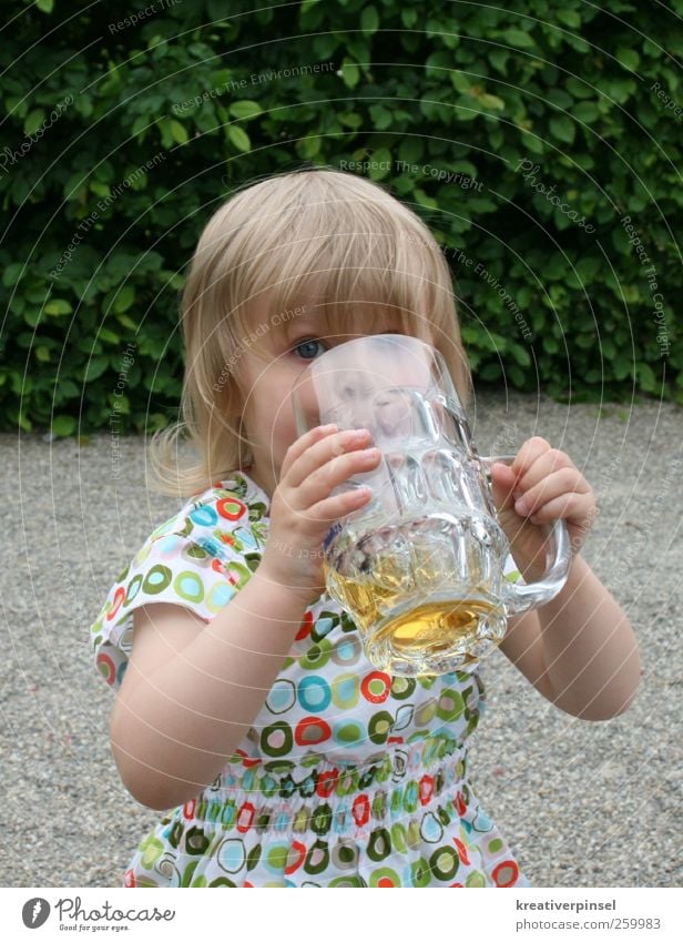 🍻Prost Beverage Lemonade Beer Glass Alcoholic drinks Trip Drinking Human being Child Head Hair and hairstyles Face Eyes Arm Hand Fingers 1 1 - 3 years Toddler