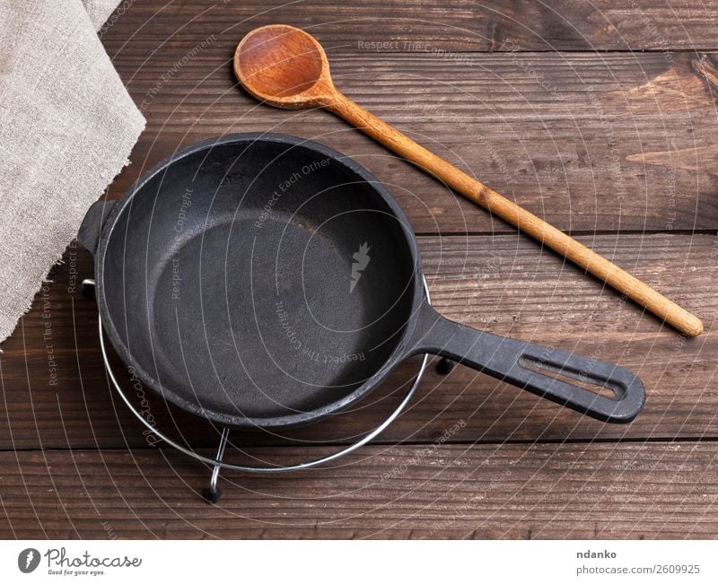 https://www.photocase.com/photos/2609925-black-round-cast-iron-pan-breakfast-dinner-pan-photocase-stock-photo-large.jpeg