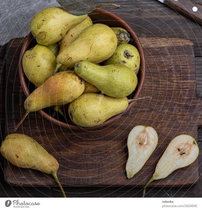 ripe green pears Fruit Nutrition Vegetarian diet Diet Bowl Table Wood Old Fresh Delicious Natural Above Yellow Green Pear Rustic food healthy sweet Organic Raw