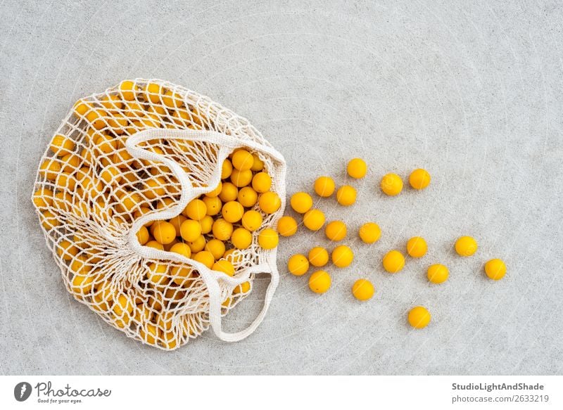 https://www.photocase.com/photos/2633219-lots-of-yellow-plums-in-a-mesh-shopping-bag-food-photocase-stock-photo-large.jpeg
