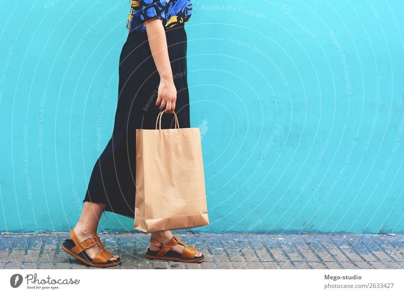 Free Photo  Woman holding a yellow tote bag in her hand