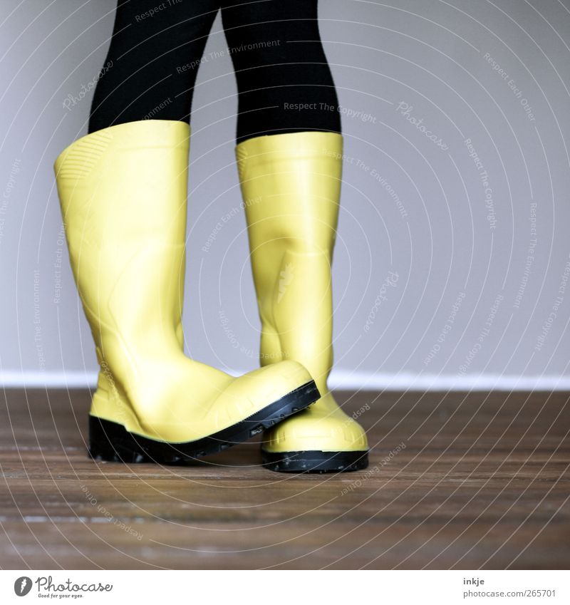 Nonverbal Communication Leisure and hobbies Room Wooden floor Hallway Life Feet 1 Human being Rubber boots Make Stand Wait Large Nerdy Yellow Emotions Moody