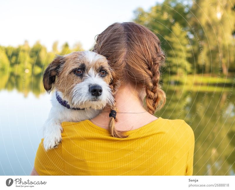 Small dog looks over the shoulder of a young woman Lifestyle Summer Human being Feminine Young woman Youth (Young adults) 1 18 - 30 years Adults T-shirt