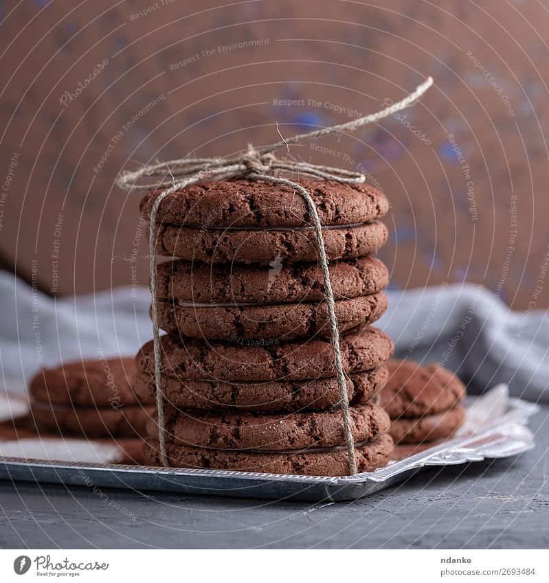 stack of round chocolate cookies Cake Dessert Nutrition Table Rope Group Dark Delicious Brown Black background Baking biscuit food holiday Home-made Mint piece
