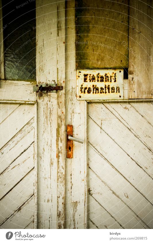 Keep the driveway clear Door Name plate Characters Signs and labeling Signage Warning sign Old Authentic Broken Nostalgia Town Decline Change Wooden gate Rust