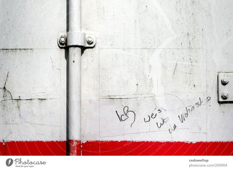 I know where you live. Wall (barrier) Wall (building) Facade Characters Graffiti Trashy Town Red White Revenge Fear Communicate Whimsical Decline Drainpipe