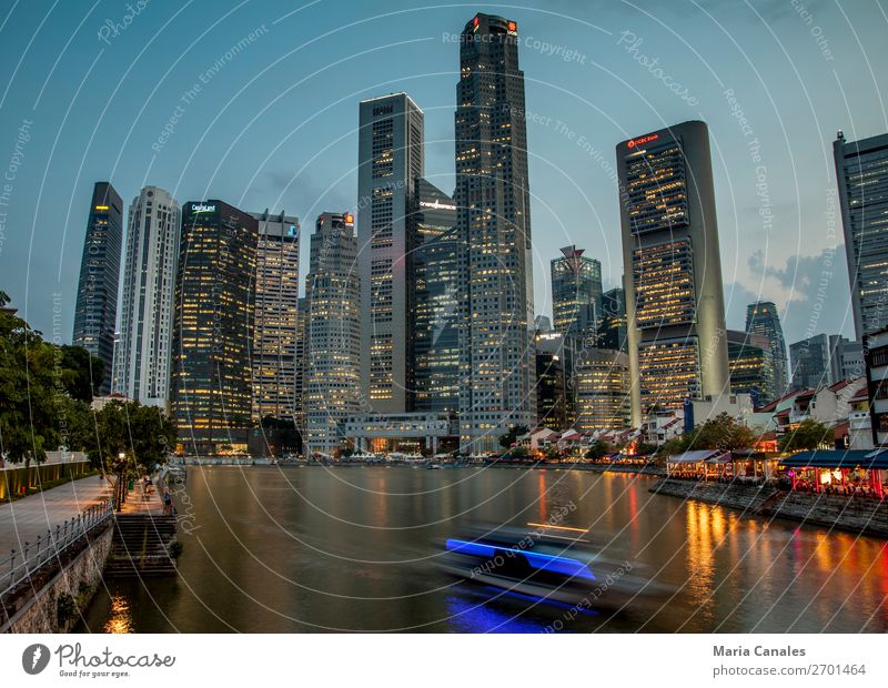 Cae la noche en Singapur Singapore Asia Town Capital city Port City Downtown Building Architecture Inland navigation Boating trip Watercraft skyline