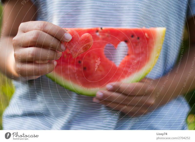 A heart and a melon Part II Food Fruit Melon Vitamin Health care Nutrition Child School Human being Girl Infancy Hand 1 8 - 13 years Heart Brash Friendliness