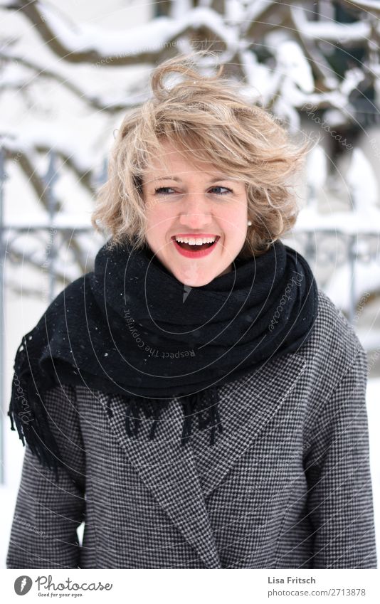 BLOND - SHORT HAIR - HÜBSCh already Winter Snow Winter vacation Woman Adults 1 Human being 18 - 30 years Youth (Young adults) Coat peel Blonde Short-haired Curl