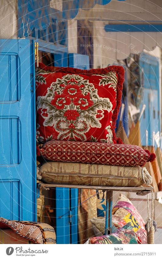 Cushions on oriental market in Marrakech, Morocco, Africa. Lifestyle Shopping Vacation & Travel Tourism Sightseeing Living or residing Flat (apartment)