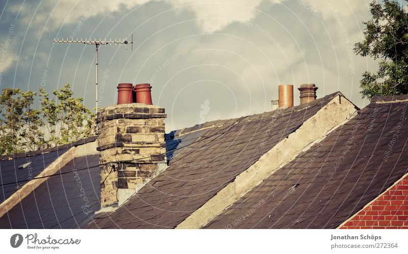 British roofs I Sky Beautiful weather England Great Britain Town Outskirts House (Residential Structure) Detached house Roof Chimney Antenna Esthetic