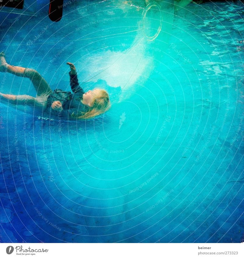 water feature Playing Child Girl 1 Human being 3 - 8 years Infancy Water Sphere To fall Fluid Happiness Happy Blue Turquoise Joy Joie de vivre (Vitality)