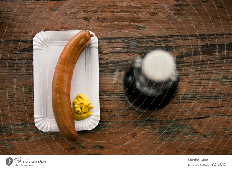What do you think of sausage? Food Sausage Mustard Fast food Snack bar Beer paper plates Alcoholic drinks Drinking Beer table Wood Authentic Simple Delicious