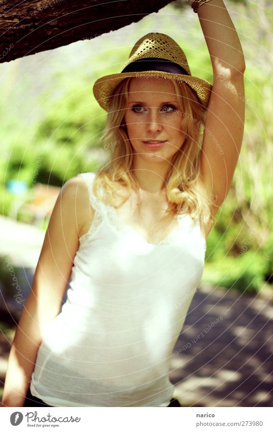 summertime XI Feminine Young woman Youth (Young adults) 1 Human being 18 - 30 years Adults Top Hat Straw hat Blonde Long-haired Curl Observe To hold on Looking