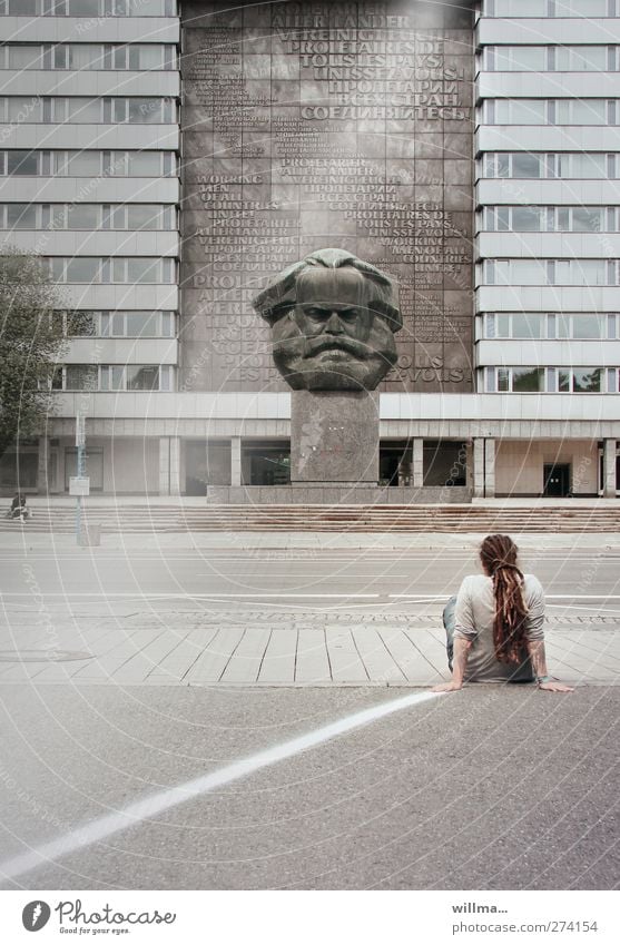 Discussion with Karl Marx Dispute youthful marx be out on the street Sculpture Tourist Attraction Landmark Monument rastas Crouch Politics and state Future
