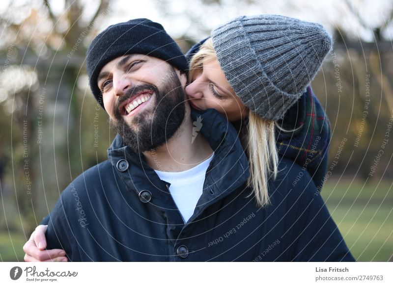 KISS - COUPLE - WINTER - CAPS Woman Adults Man Couple Partner 2 Human being 18 - 30 years Youth (Young adults) 30 - 45 years cap Blonde Short-haired Facial hair
