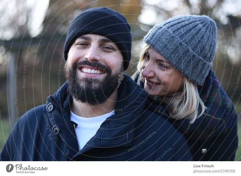 IN LOVE - WINTER - CAPS Woman Adults Man 2 Human being 18 - 30 years Youth (Young adults) 30 - 45 years peel cap Blonde Short-haired Facial hair To enjoy