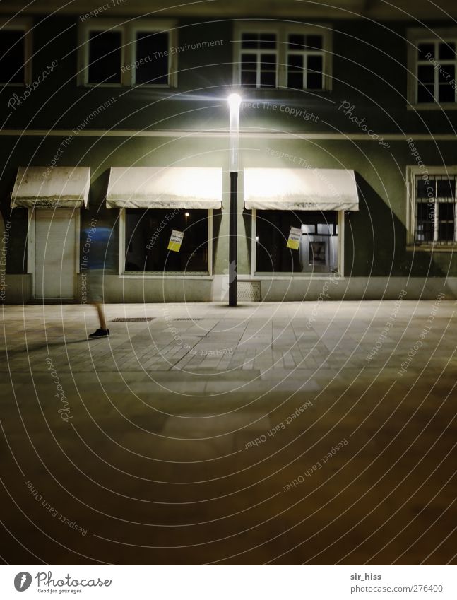 ghost town House (Residential Structure) Young man Youth (Young adults) Legs Feet 1 Human being Schweinfurt Small Town Downtown Old town Sun blind