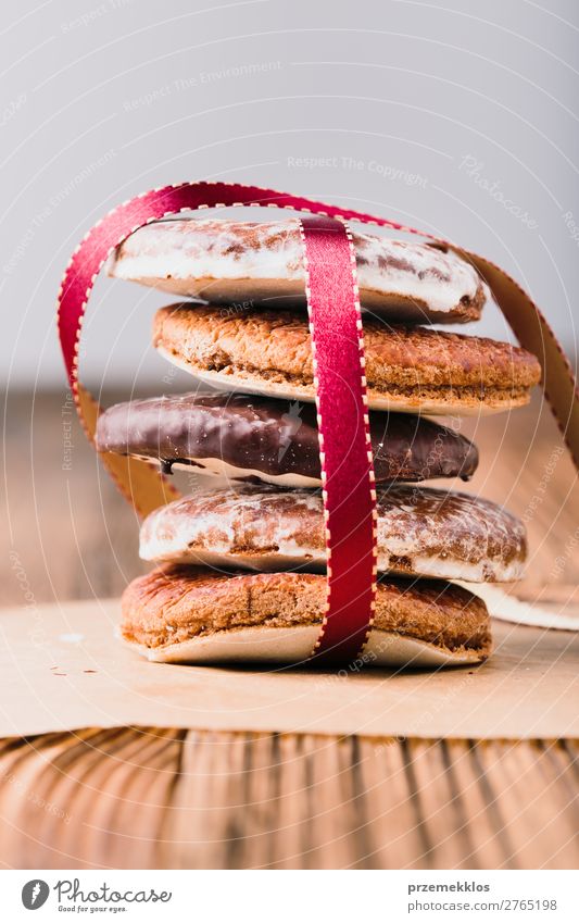 A few gingerbread cookies wrapped in red ribbon Happy Christmas Dessert Nutrition Eating Diet Table String To enjoy Delicious Brown Baking Bakery biscuit