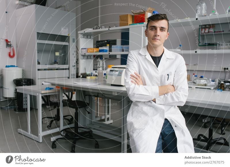 Young man in lab Laboratory Work and employment Science & Research Man Human being arms crossed Looking into the camera Scientist Medication Chemistry
