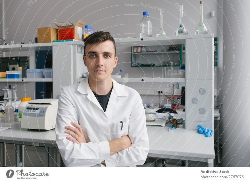 Young man in lab Laboratory Work and employment Science & Research Man Human being arms crossed Looking into the camera Scientist Medication Chemistry