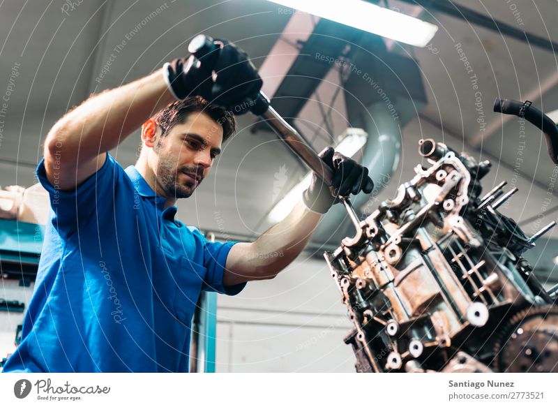 Механик обзоры. Professional Mechanic repairing a car. Механик выполняет ремонт. У professional Mechanic американец. Полный итальянец механик.