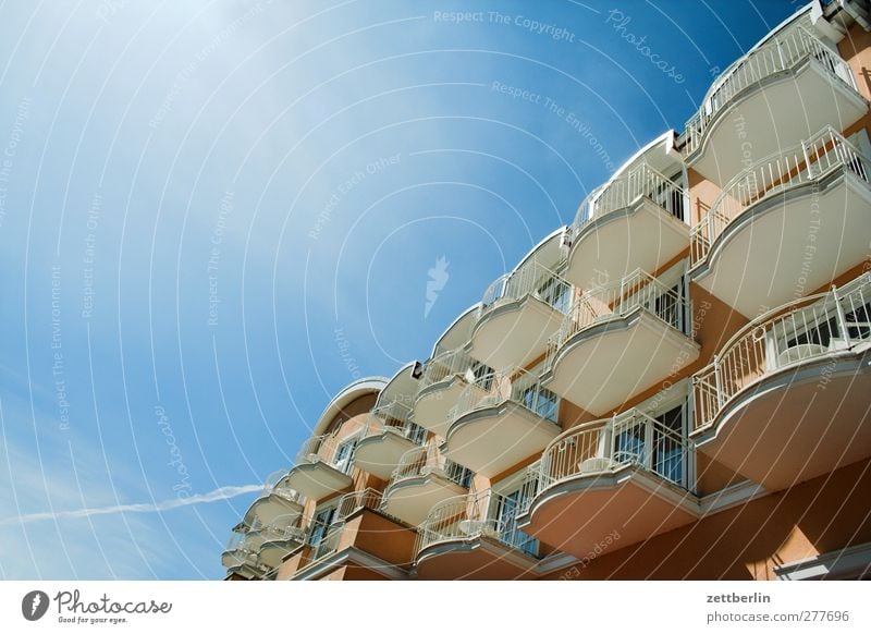 balconies Sky Climate Climate change Weather Beautiful weather Fishing village Small Town House (Residential Structure) Wall (barrier) Wall (building) Facade