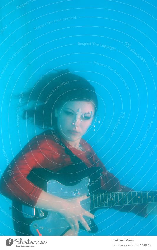 because sound travels faster in water! Dive Swimming & Bathing Play guitar Make music Sing Feminine Young woman Youth (Young adults) 1 Human being 18 - 30 years
