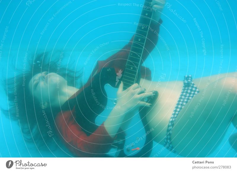 Underwater Guitar Hero Dive Swimming & Bathing Effortless Play guitar Make music Feminine Young woman Youth (Young adults) 1 Human being 18 - 30 years Adults