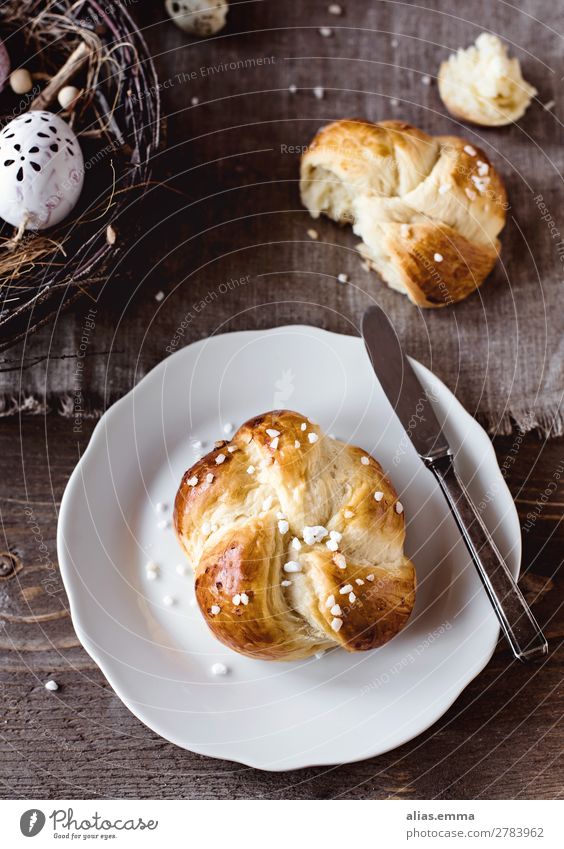 Easter brunch - Delicious Easter wreath for breakfast Dough Baked goods Bread Roll Cake Candy yeast plait brioche Nutrition Breakfast To have a coffee Buffet