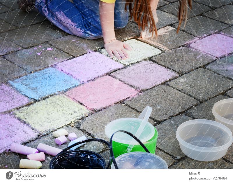 artist Human being Feminine Child Girl Infancy 1 3 - 8 years 8 - 13 years Art Artist Painter Draw Multicoloured Brunette Painting (action, artwork) Chalk