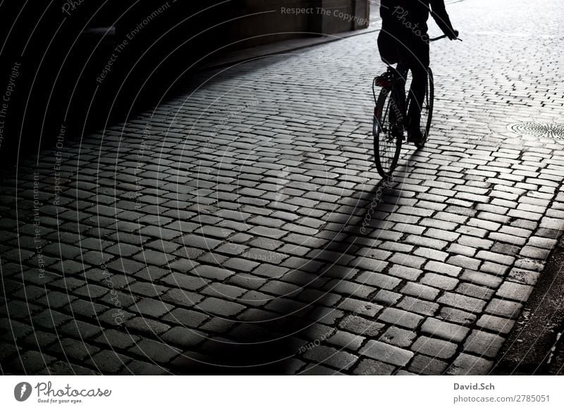 Cyclist on cobblestone pavement Leisure and hobbies Bicycle Human being 1 Town Transport Means of transport Traffic infrastructure Passenger traffic Cycling
