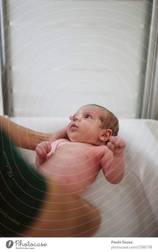 Newborn taking bath Bathtub Child Baby Toddler Mother Adults 1 Human being 0 - 12 months Swimming & Bathing Touch To enjoy Happiness Together Happy Beautiful