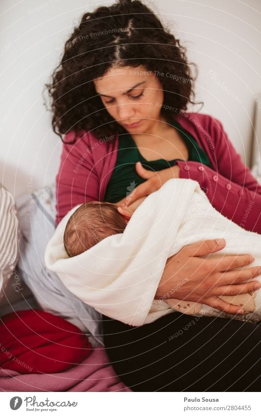 Breastfeed Baby Human being Feminine Child Toddler Mother Adults Life 2 0 - 12 months 18 - 30 years Youth (Young adults) Curl Observe Eating To feed Feeding