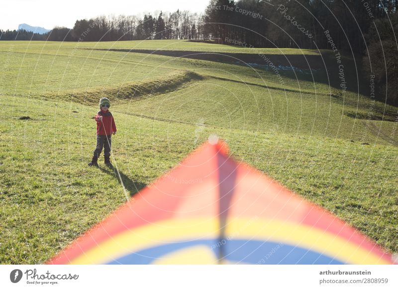 Boy on the meadow flying a hang glider in his spare time Athletic Leisure and hobbies Hang gliding Human being Masculine Child Boy (child) Infancy 1 3 - 8 years