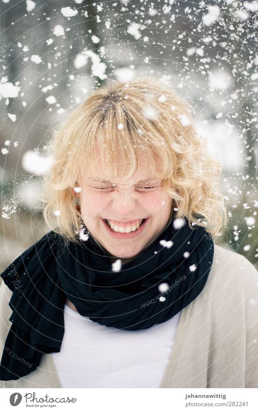 snowflakes Joy Winter Human being Cold Sophie Snow white portrait Snowfall Black Contrast Round Easy Ease Laughter Grinning Teeth Scarf Warmth Surprise Curl