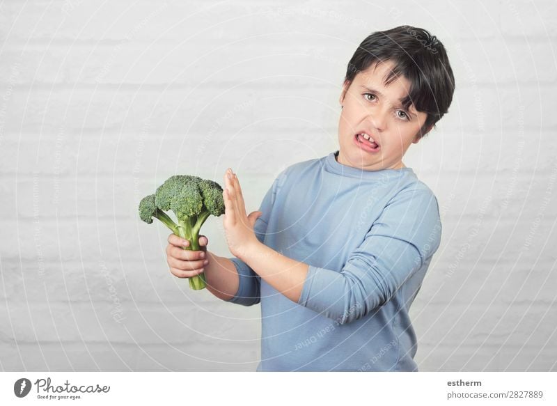 Child do not like to broccoli Vegetable Nutrition Eating Vegetarian diet Diet Lifestyle Healthy Eating Overweight Human being Masculine Infancy 1 8 - 13 years