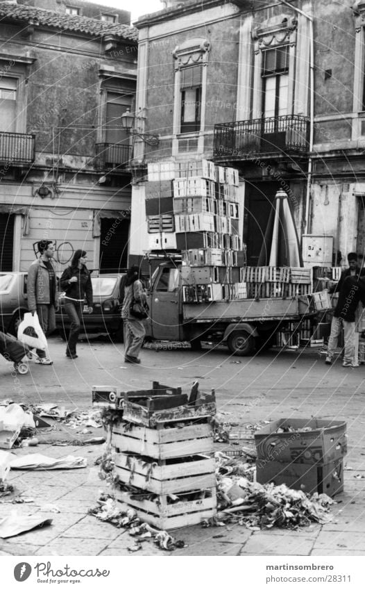 market Italy Crate House (Residential Structure) Tidy up Untidy Places Marketplace Architecture Markets Human being Dirty Street Merchant Catania
