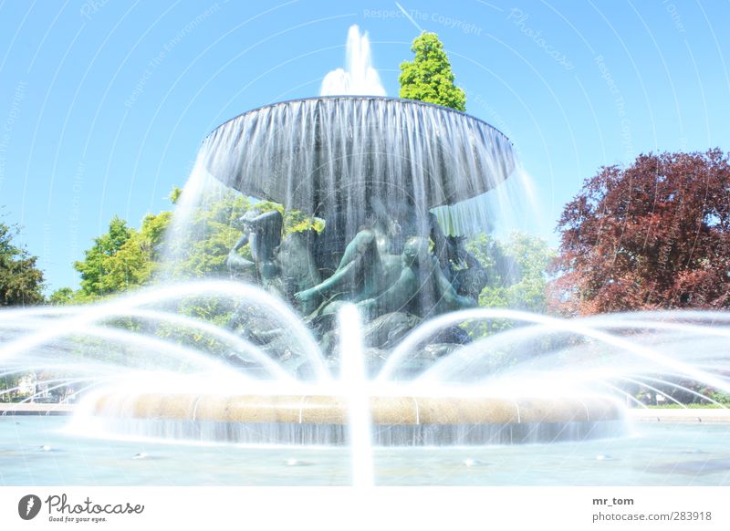 Water without end Art Work of art Beautiful weather Downtown Tourist Attraction Monument Vacation & Travel Looking Old Esthetic Exceptional Fantastic Fluid