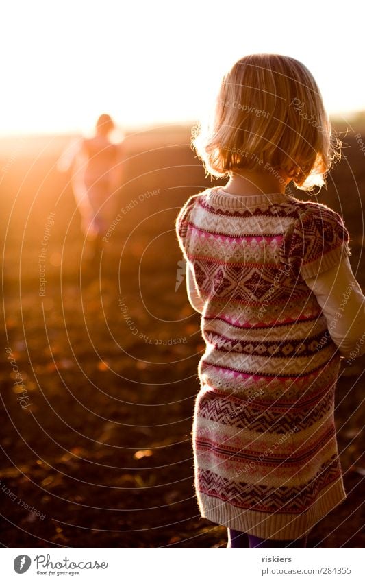 stay Human being Feminine Child Toddler Girl Infancy 2 1 - 3 years 3 - 8 years Sun Sunrise Sunset Sunlight Field Illuminate Running Looking Stand Dream Sadness