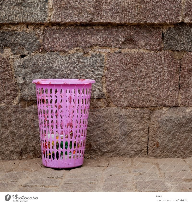 Hast a la Mista, baby? Wall (barrier) Wall (building) Container Trash container Manure heap Bucket Stone Sand Plastic Dirty Simple Brash Trashy Brown Pink