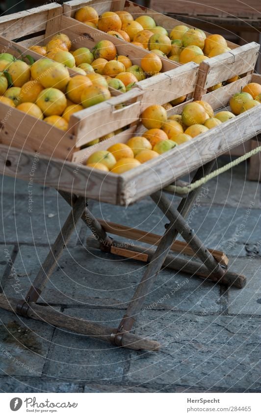 bulk goods Orange Wood Fragrance Natural Juicy Brown Yellow Gray Markets Fruit- or Vegetable stall Box of fruit Fruit store Crate Immature Colour photo