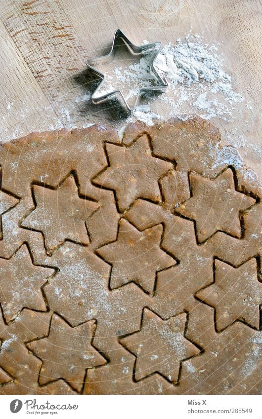 Starlets for starlets Food Dough Baked goods Nutrition Delicious Sweet Brown Star (Symbol) Flour Cookie Baking tin Star cinnamon biscuit Wood Christmas biscuit