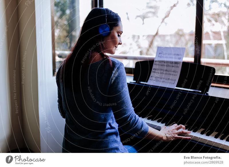 ung kvinna som håller spelar piano påung kvinna som håller spelar piano på  