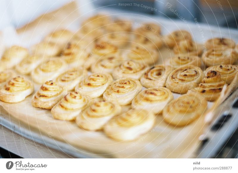 puff pastry snacks Food Dough Baked goods Nutrition Buffet Brunch Finger food Flaky pastry Snack Living or residing Kitchen Baking tray Crumpet Spiral