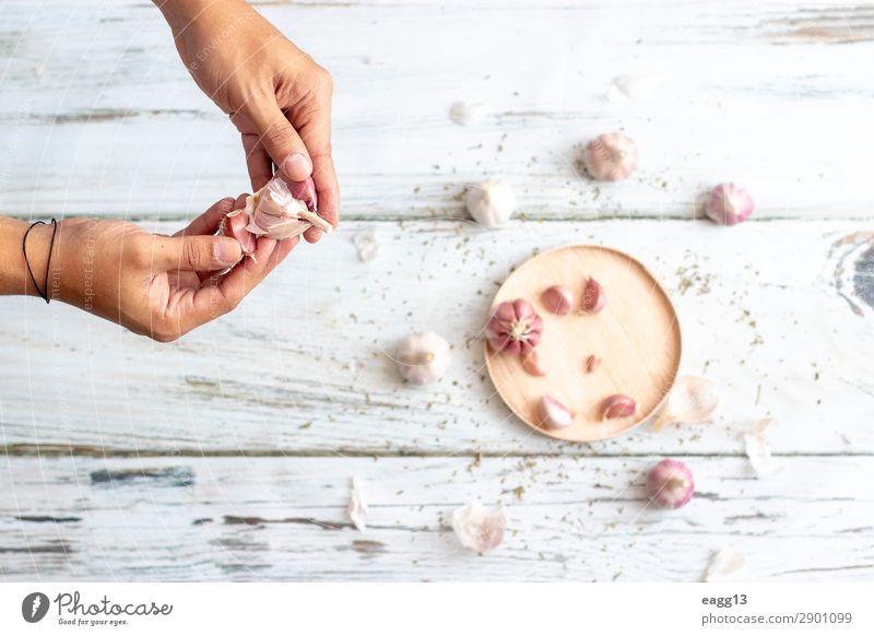 Removing the grains of a head of garlic Hand Diet remove Garlic Vegetable Food Ingredients Organic produce Colour photo Multicoloured Interior shot