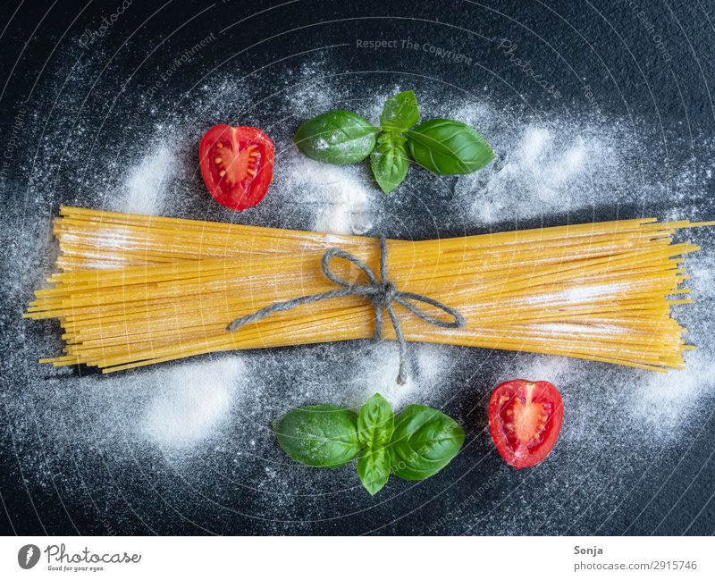 Spaghetti with basil and tomatoes Food Vegetable Dough Baked goods Basil Tomato Nutrition Lunch Organic produce Vegetarian diet Italian Food Dark background