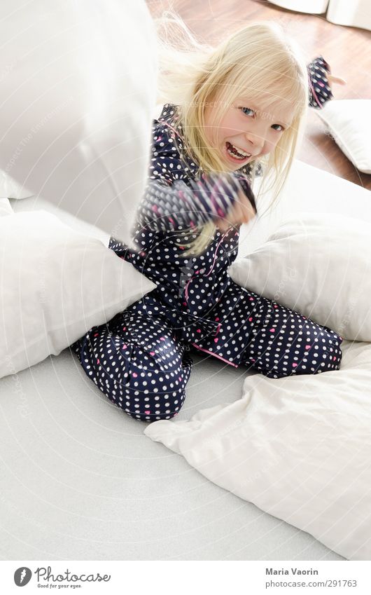 Pillow fight! Playing Children's game Living or residing Flat (apartment) Bed Children's room Bedroom Feminine Infancy 1 Human being 3 - 8 years Pyjama Blonde